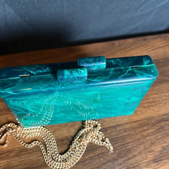 Ramla‎ Emerald — The Jewel of Modern Light, Handmade, acrylic, statement purse - Picture 7 of 9